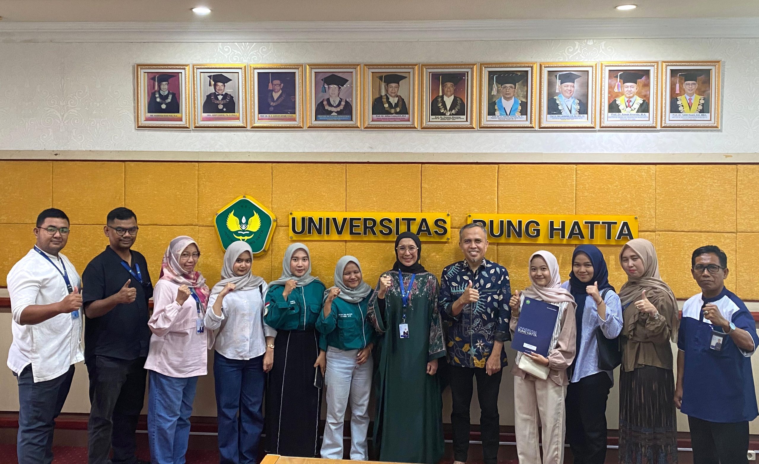 Rektor Universitas Bung Hatta Serahkan Secara Simbolis Beasiswa VDMI Rektor Universitas Bung Hatta Serahkan Secara Simbolis Beasiswa VDMI